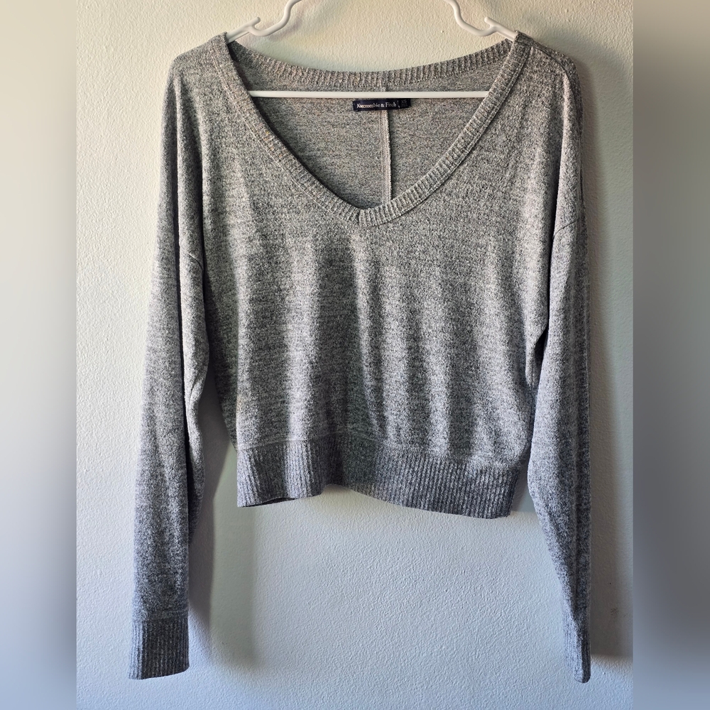 Abercrombie & Fitch Gray V-Neck Cropped Sweater